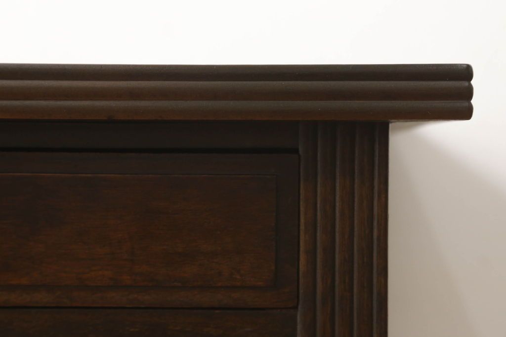 デスクを綺麗に再生!高品質リペアを施し、欠損箇所の脚部と側面の貫を再現製作。新材使用の箇所は本体に合わせ着色。