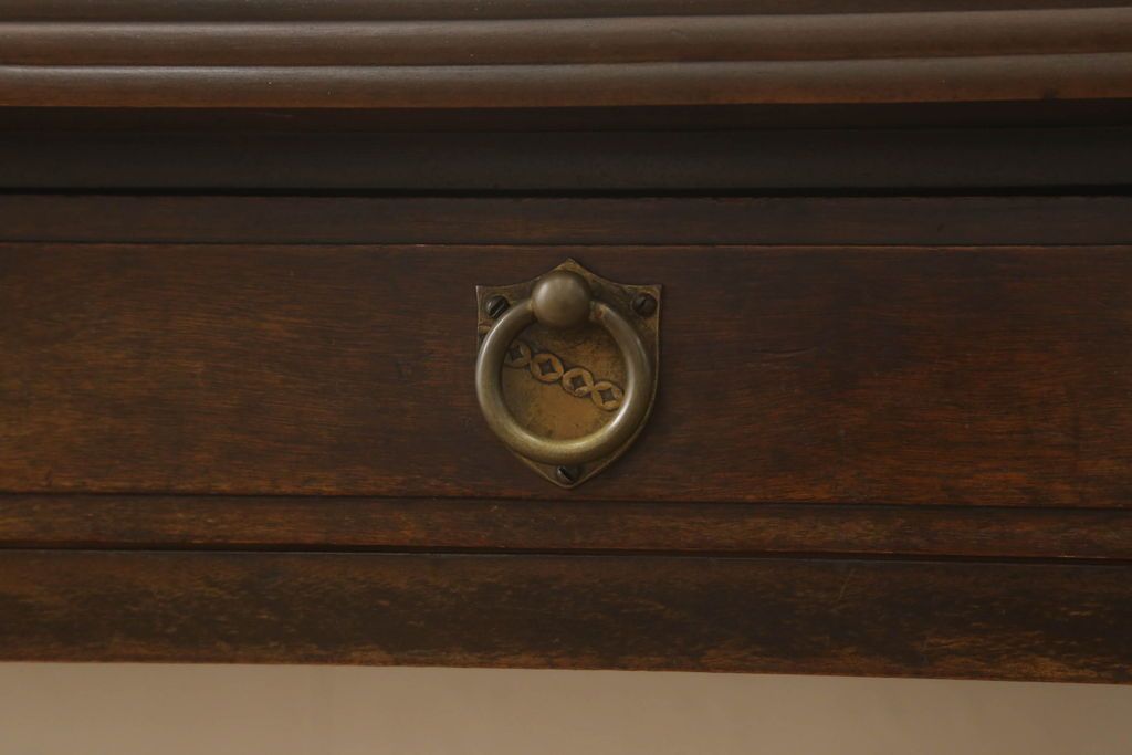 デスクを綺麗に再生!高品質リペアを施し、欠損箇所の脚部と側面の貫を再現製作。新材使用の箇所は本体に合わせ着色。