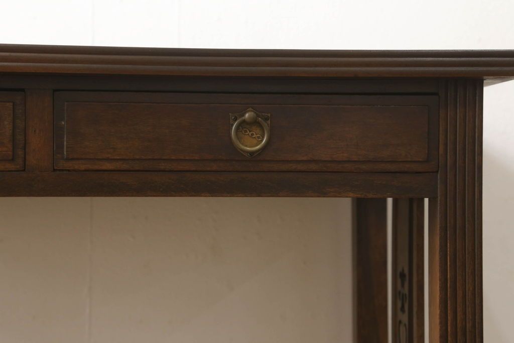 デスクを綺麗に再生!高品質リペアを施し、欠損箇所の脚部と側面の貫を再現製作。新材使用の箇所は本体に合わせ着色。