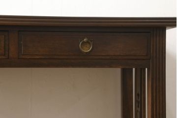 デスクを綺麗に再生!高品質リペアを施し、欠損箇所の脚部と側面の貫を再現製作。新材使用の箇所は本体に合わせ着色。