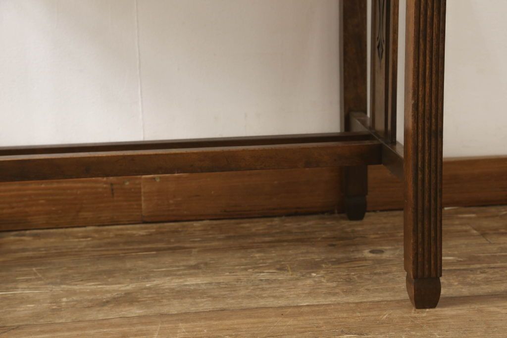 デスクを綺麗に再生!高品質リペアを施し、欠損箇所の脚部と側面の貫を再現製作。新材使用の箇所は本体に合わせ着色。