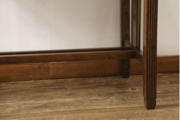 デスクを綺麗に再生!高品質リペアを施し、欠損箇所の脚部と側面の貫を再現製作。新材使用の箇所は本体に合わせ着色。