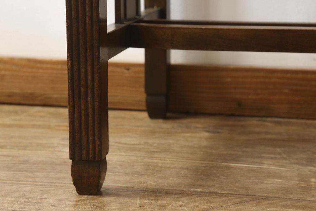 デスクを綺麗に再生!高品質リペアを施し、欠損箇所の脚部と側面の貫を再現製作。新材使用の箇所は本体に合わせ着色。