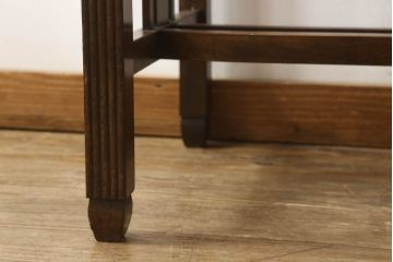 デスクを綺麗に再生!高品質リペアを施し、欠損箇所の脚部と側面の貫を再現製作。新材使用の箇所は本体に合わせ着色。