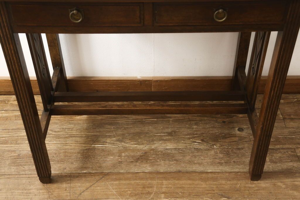 デスクを綺麗に再生!高品質リペアを施し、欠損箇所の脚部と側面の貫を再現製作。新材使用の箇所は本体に合わせ着色。