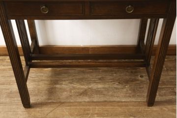 デスクを綺麗に再生!高品質リペアを施し、欠損箇所の脚部と側面の貫を再現製作。新材使用の箇所は本体に合わせ着色。