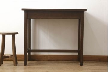 デスクを綺麗に再生!高品質リペアを施し、欠損箇所の脚部と側面の貫を再現製作。新材使用の箇所は本体に合わせ着色。