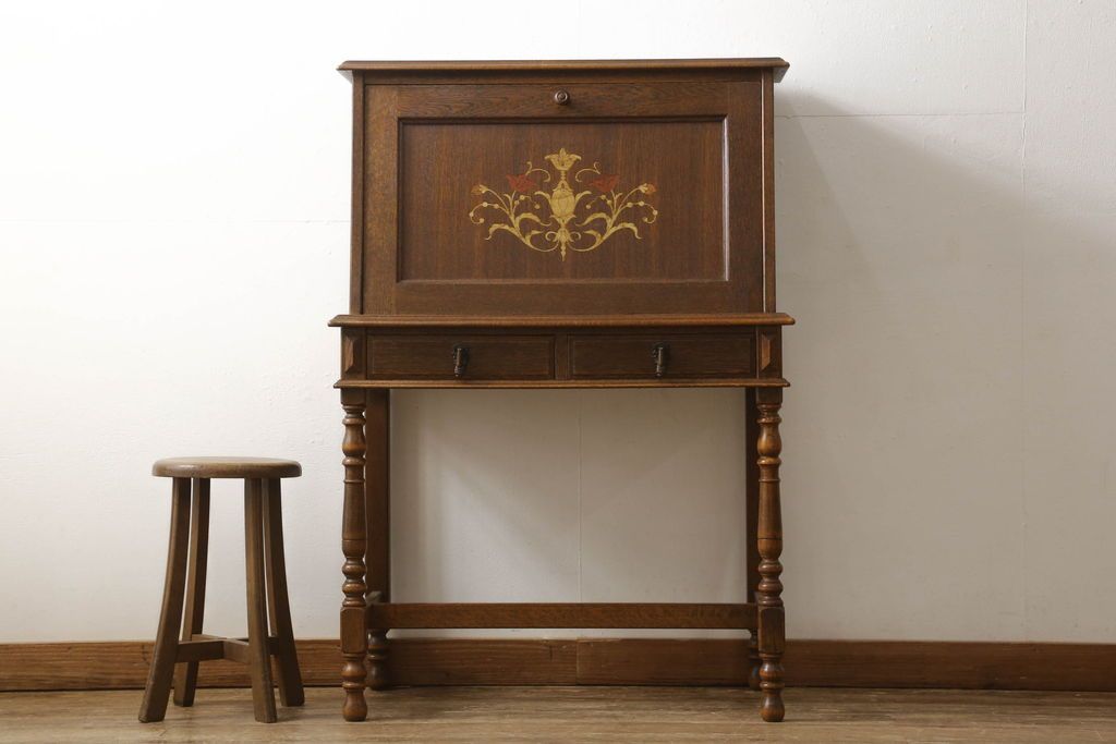 ライティングビューローを綺麗に再生!高品質リペアを施し、天板のみ剥離し着色。天板以外は現状をベースに色味調整。