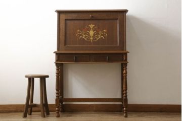 ライティングビューローを綺麗に再生!高品質リペアを施し、天板のみ剥離し着色。天板以外は現状をベースに色味調整。