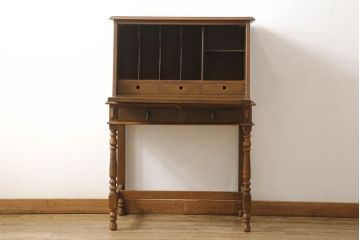 ライティングビューローを綺麗に再生!高品質リペアを施し、天板のみ剥離し着色。天板以外は現状をベースに色味調整。