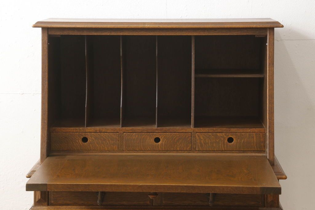 ライティングビューローを綺麗に再生!高品質リペアを施し、天板のみ剥離し着色。天板以外は現状をベースに色味調整。