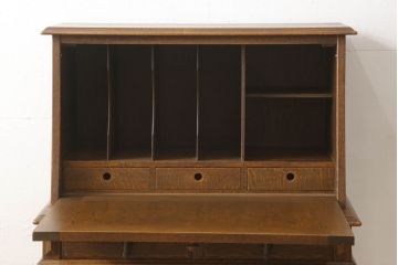 ライティングビューローを綺麗に再生!高品質リペアを施し、天板のみ剥離し着色。天板以外は現状をベースに色味調整。