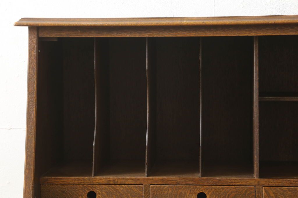 ライティングビューローを綺麗に再生!高品質リペアを施し、天板のみ剥離し着色。天板以外は現状をベースに色味調整。