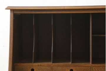 ライティングビューローを綺麗に再生!高品質リペアを施し、天板のみ剥離し着色。天板以外は現状をベースに色味調整。