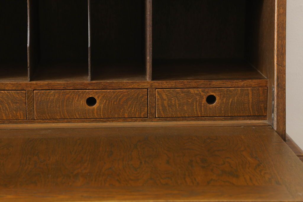 ライティングビューローを綺麗に再生!高品質リペアを施し、天板のみ剥離し着色。天板以外は現状をベースに色味調整。