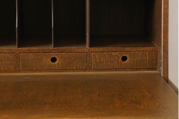 ライティングビューローを綺麗に再生!高品質リペアを施し、天板のみ剥離し着色。天板以外は現状をベースに色味調整。