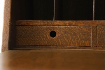 ライティングビューローを綺麗に再生!高品質リペアを施し、天板のみ剥離し着色。天板以外は現状をベースに色味調整。