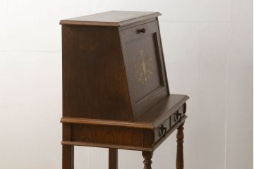 ライティングビューローを綺麗に再生!高品質リペアを施し、天板のみ剥離し着色。天板以外は現状をベースに色味調整。