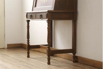 ライティングビューローを綺麗に再生!高品質リペアを施し、天板のみ剥離し着色。天板以外は現状をベースに色味調整。