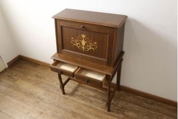 ライティングビューローを綺麗に再生!高品質リペアを施し、天板のみ剥離し着色。天板以外は現状をベースに色味調整。