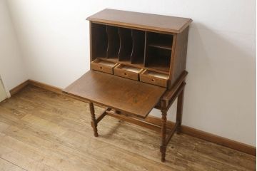 ライティングビューローを綺麗に再生!高品質リペアを施し、天板のみ剥離し着色。天板以外は現状をベースに色味調整。