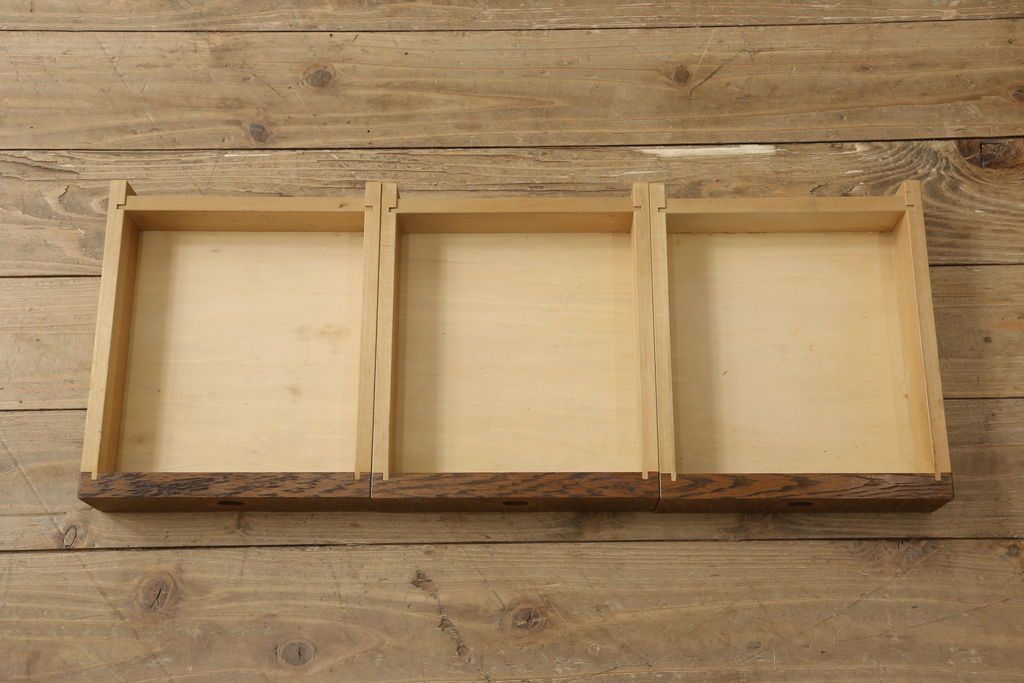 ライティングビューローを綺麗に再生!高品質リペアを施し、天板のみ剥離し着色。天板以外は現状をベースに色味調整。