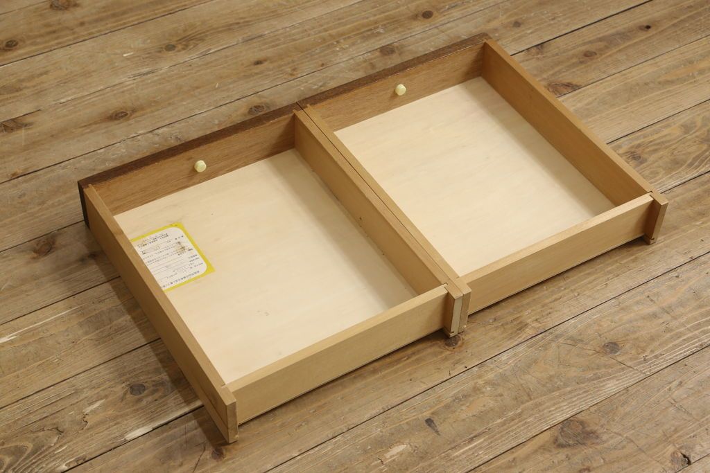 ライティングビューローを綺麗に再生!高品質リペアを施し、天板のみ剥離し着色。天板以外は現状をベースに色味調整。