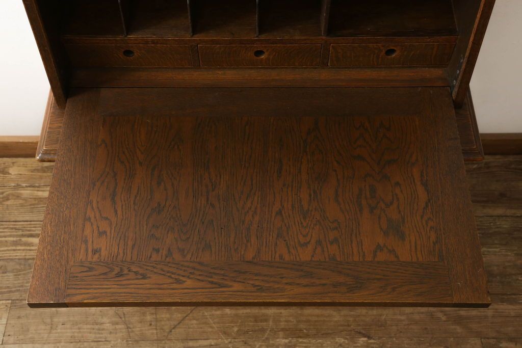 ライティングビューローを綺麗に再生!高品質リペアを施し、天板のみ剥離し着色。天板以外は現状をベースに色味調整。