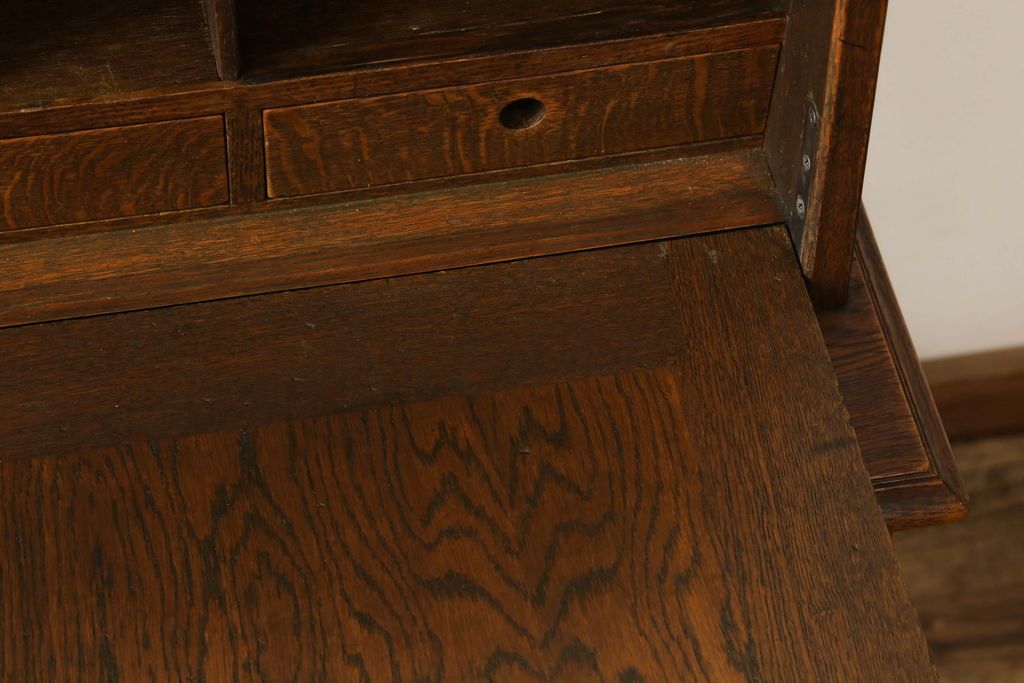 ライティングビューローを綺麗に再生!高品質リペアを施し、天板のみ剥離し着色。天板以外は現状をベースに色味調整。