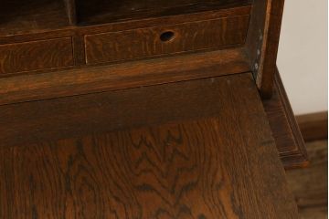 ライティングビューローを綺麗に再生!高品質リペアを施し、天板のみ剥離し着色。天板以外は現状をベースに色味調整。