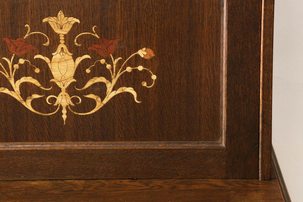 ライティングビューローを綺麗に再生!高品質リペアを施し、天板のみ剥離し着色。天板以外は現状をベースに色味調整。