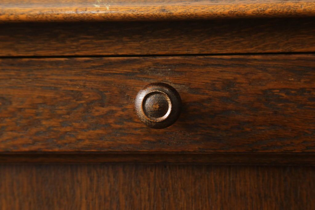 ライティングビューローを綺麗に再生!高品質リペアを施し、天板のみ剥離し着色。天板以外は現状をベースに色味調整。