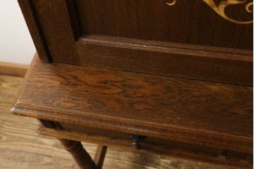 ライティングビューローを綺麗に再生!高品質リペアを施し、天板のみ剥離し着色。天板以外は現状をベースに色味調整。