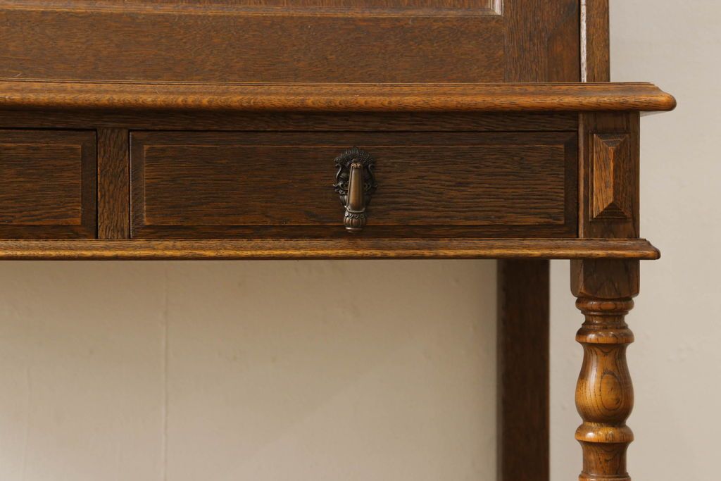 ライティングビューローを綺麗に再生!高品質リペアを施し、天板のみ剥離し着色。天板以外は現状をベースに色味調整。