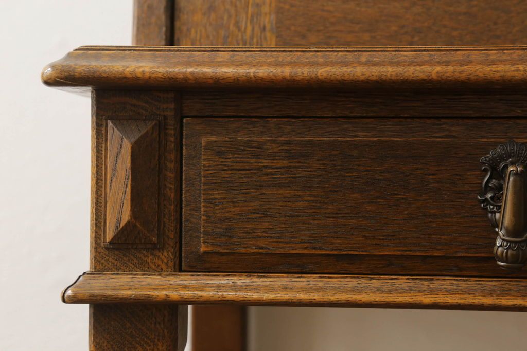 ライティングビューローを綺麗に再生!高品質リペアを施し、天板のみ剥離し着色。天板以外は現状をベースに色味調整。