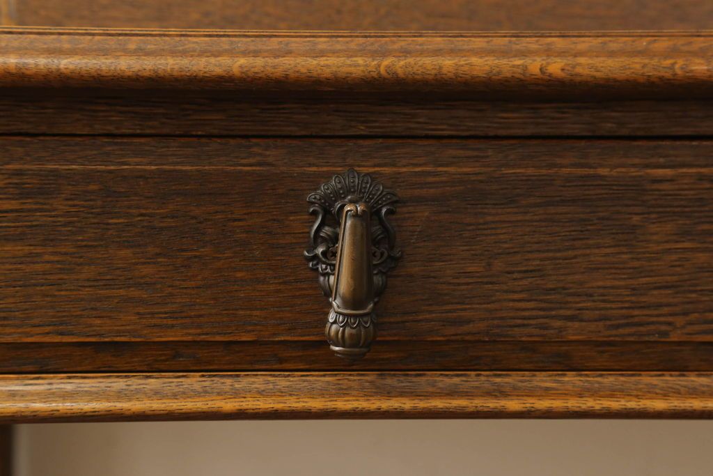 ライティングビューローを綺麗に再生!高品質リペアを施し、天板のみ剥離し着色。天板以外は現状をベースに色味調整。