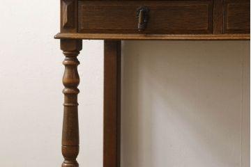 ライティングビューローを綺麗に再生!高品質リペアを施し、天板のみ剥離し着色。天板以外は現状をベースに色味調整。