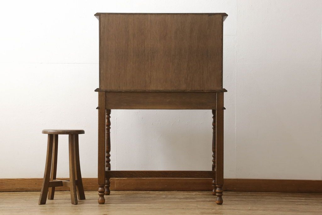 ライティングビューローを綺麗に再生!高品質リペアを施し、天板のみ剥離し着色。天板以外は現状をベースに色味調整。