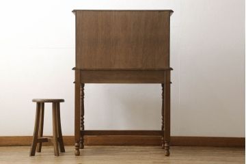 ライティングビューローを綺麗に再生!高品質リペアを施し、天板のみ剥離し着色。天板以外は現状をベースに色味調整。