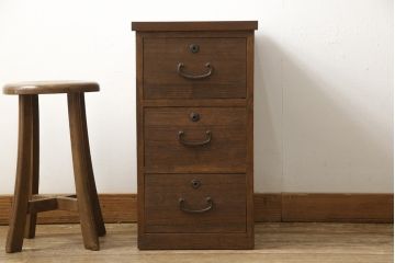 桐箪笥をサイドチェストにリメイク!リサイズし、既存の金具を引き出し1杯につき1つ使用。ヒノキ材の天板を取り付け。オーク系で着色仕上げ。