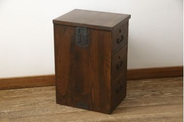 桐箪笥をサイドチェストにリメイク!リサイズし、既存の金具を引き出し1杯につき1つ使用。ヒノキ材の天板を取り付け。オーク系で着色仕上げ。