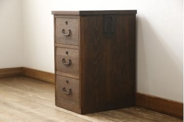 桐箪笥をサイドチェストにリメイク!リサイズし、既存の金具を引き出し1杯につき1つ使用。ヒノキ材の天板を取り付け。オーク系で着色仕上げ。