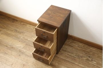 桐箪笥をサイドチェストにリメイク!リサイズし、既存の金具を引き出し1杯につき1つ使用。ヒノキ材の天板を取り付け。オーク系で着色仕上げ。