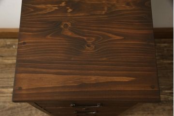 桐箪笥をサイドチェストにリメイク!リサイズし、既存の金具を引き出し1杯につき1つ使用。ヒノキ材の天板を取り付け。オーク系で着色仕上げ。