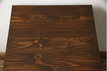 桐箪笥をサイドチェストにリメイク!リサイズし、既存の金具を引き出し1杯につき1つ使用。ヒノキ材の天板を取り付け。オーク系で着色仕上げ。