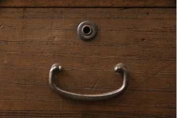 桐箪笥をサイドチェストにリメイク!リサイズし、既存の金具を引き出し1杯につき1つ使用。ヒノキ材の天板を取り付け。オーク系で着色仕上げ。