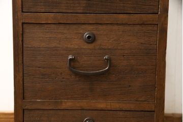 桐箪笥をサイドチェストにリメイク!リサイズし、既存の金具を引き出し1杯につき1つ使用。ヒノキ材の天板を取り付け。オーク系で着色仕上げ。