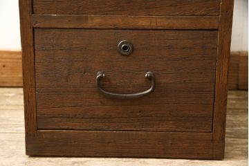 桐箪笥をサイドチェストにリメイク!リサイズし、既存の金具を引き出し1杯につき1つ使用。ヒノキ材の天板を取り付け。オーク系で着色仕上げ。
