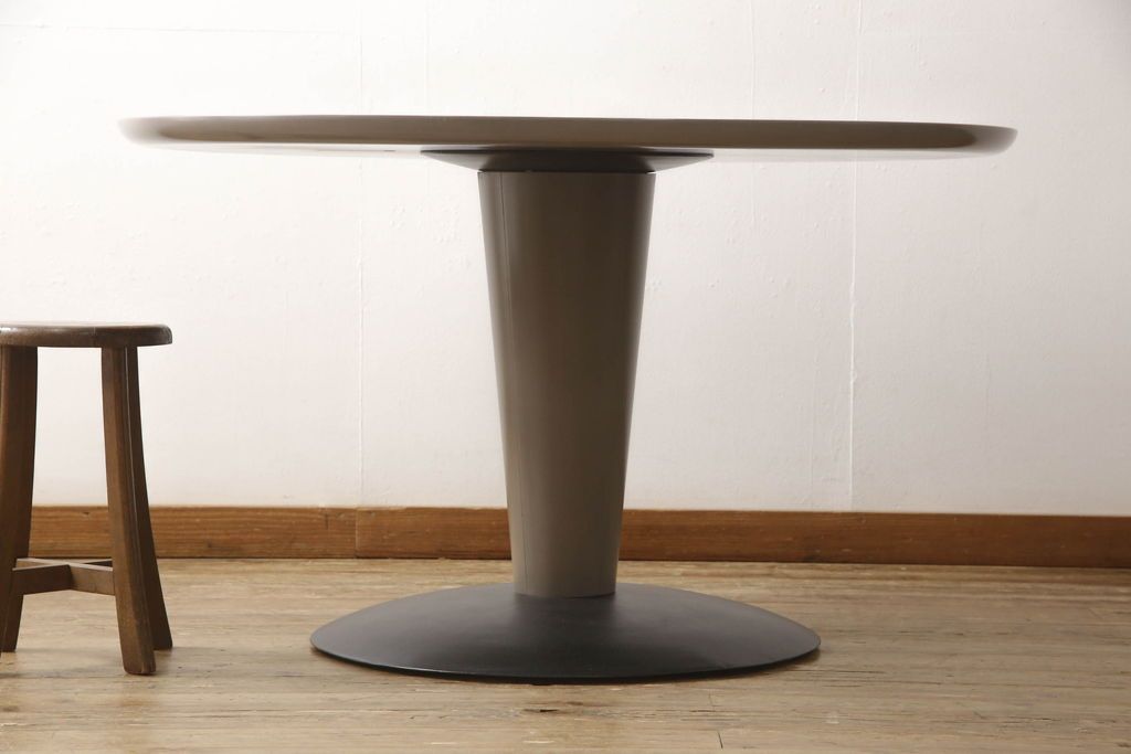 テーブルを綺麗に再生!天板の深い傷部分は埋め木加工。金属部分は既存の色味に合わせてのリタッチ。本体部分は剥離してご希望のお色味に合わせてステイン塗料にて仕上げ。