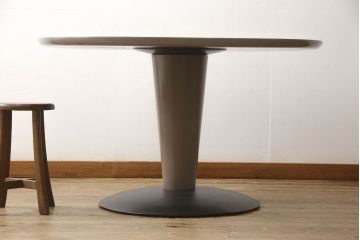 テーブルを綺麗に再生!天板の深い傷部分は埋め木加工。金属部分は既存の色味に合わせてのリタッチ。本体部分は剥離してご希望のお色味に合わせてステイン塗料にて仕上げ。